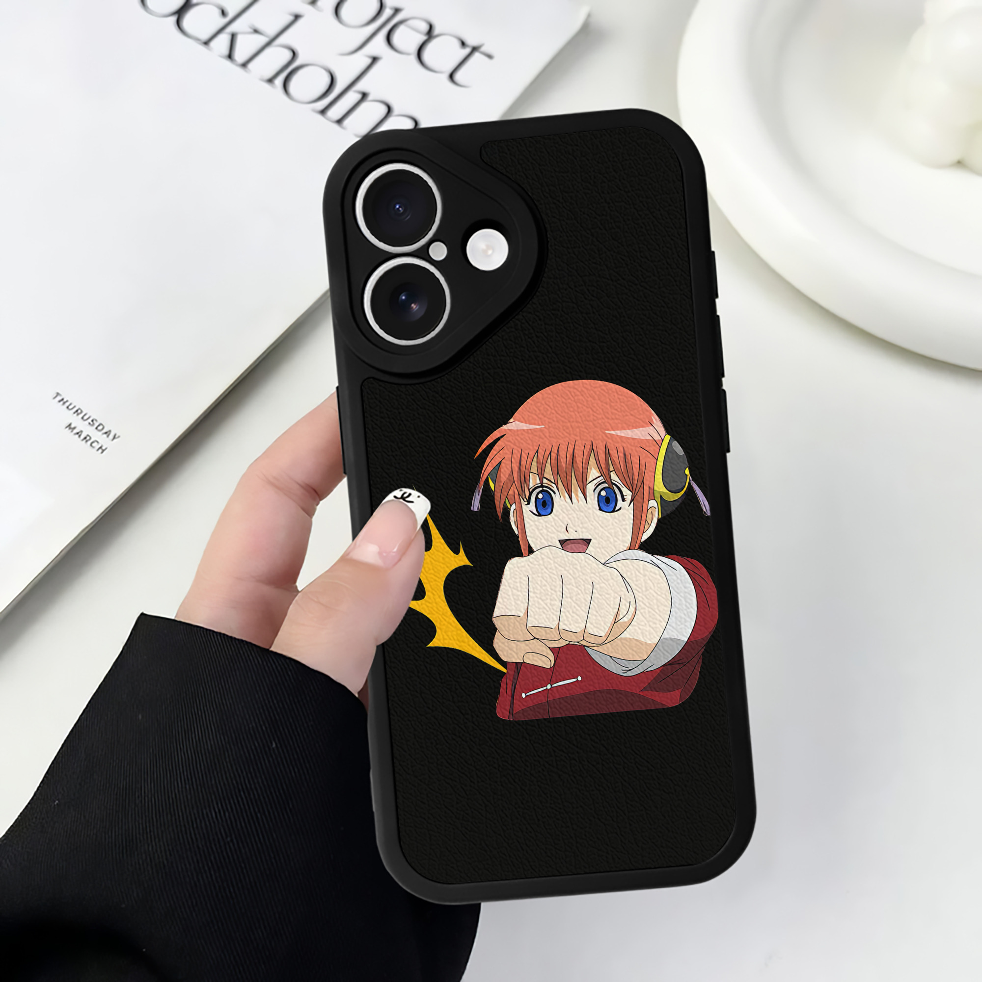 （画像用） ぎんたま 坂田銀時（さかたぎんとき） 神楽 志村新八（しむら しんぱち） GINTAMA Sakata Gintoki Kagura Shimura Shinpachi 【iPhone 16シリーズ対応】シリコンスマホケース（レザー調） 材質：シリコン